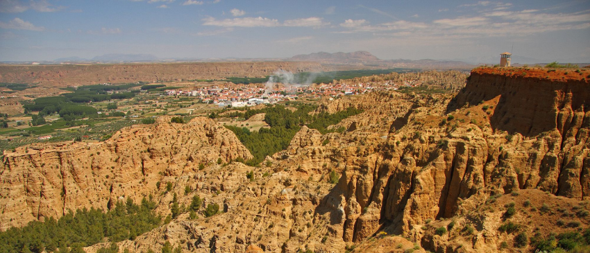 3 días y 2 noches en Casas Cueva de lujo en Guadix (Granada) + Caja de Bombones, Botella de Vino y Leña