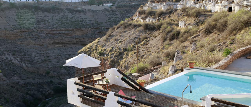 3 días y 2 noches en Casas Cueva de lujo en Guadix (Granada) + Caja de Bombones, Botella de Vino y Leña