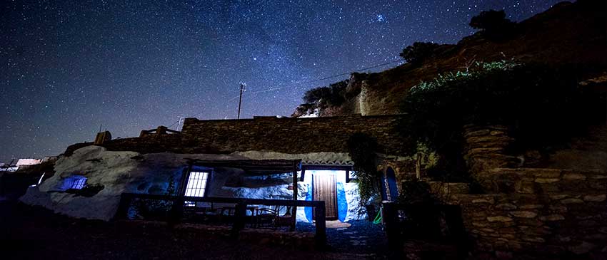 3 días y 2 noches en Casas Cueva de lujo en Guadix (Granada) + Caja de Bombones, Botella de Vino y Leña