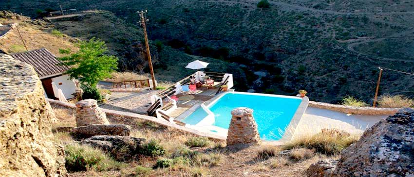 3 días y 2 noches en Casas Cueva de lujo en Guadix (Granada) + Caja de Bombones, Botella de Vino y Leña